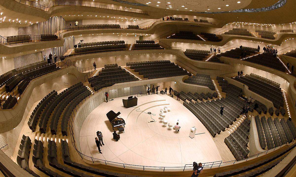Das Gebäude hat eine Brutto-Grundfläche von etwa 120.000 Quadratmeter. Es gibt den Großen Konzertsaal mit 2150 Sitzplätzen, einen Kleinen Saal mit 550 Plätzen sowie einen dritten Saal, das sogenannte Kaistudio, mit 170 Sitzplätzen.