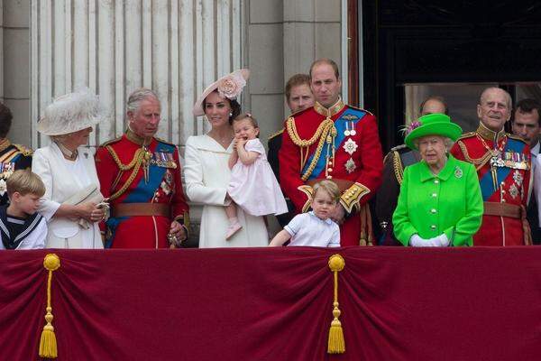 Zuvor bekam die Öffentlichkeit den kleinen Buben anlässlich des 90. Geburtstages seiner Großmutter Königin Elizabeth II. zu Gesicht.