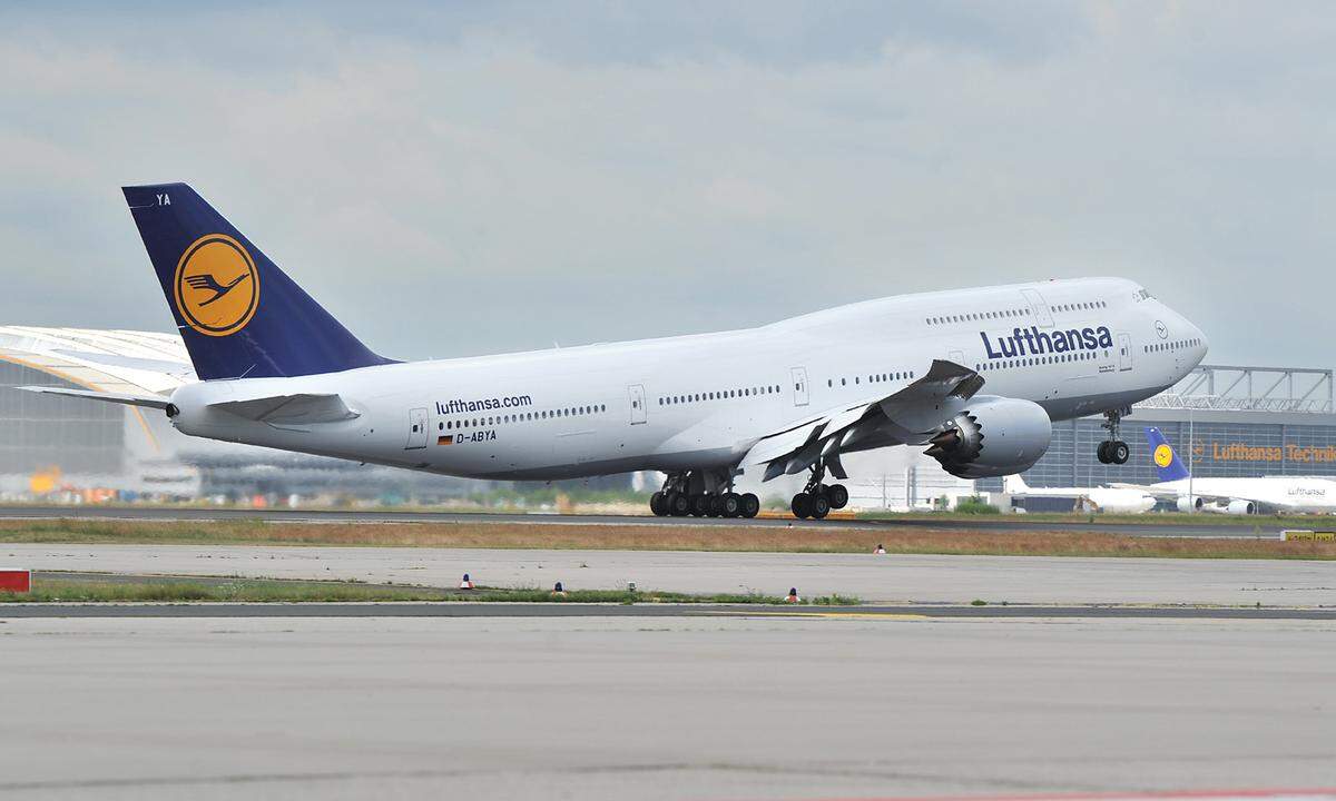 Auch der Aufstieg der Deutschen Lufthansa, die gerade 100 Jahre Passagierverkehr in Deutschland feiert, ist mit der "Königin der Lüfte" eng verbunden. Die deutsche Luftlinie erhielt das erste Interkontinentalflugzeug.