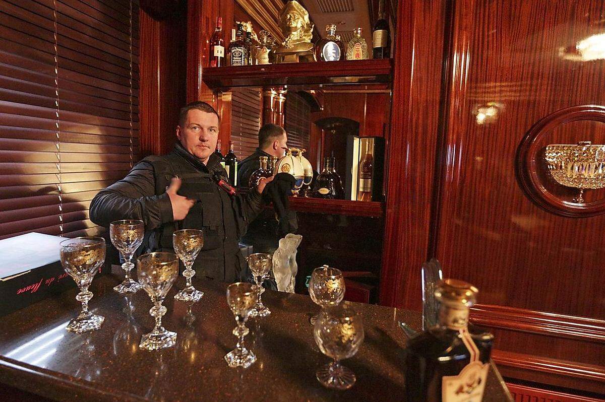 Auch eine gut bestückte Bar fand sich in der Villa Janukowitschs, die er angeblich nur ungern verließ.