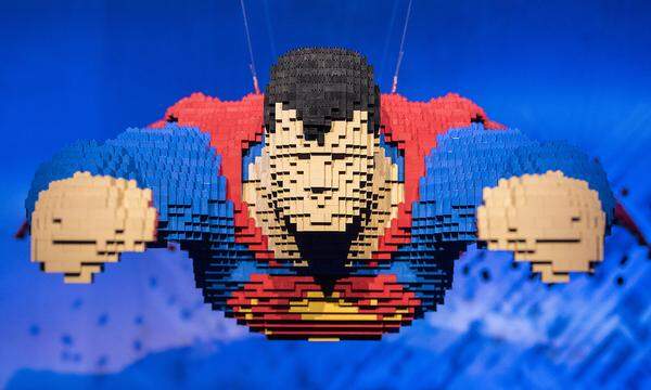 "Superman" (Bild), "Wonder Woman" und deren bitterbösen Widersacher sind in der Wiener Stadthalle F gelandet. Aus Hunderttausenden Lego-Teilen hat der US-Künstler Nathan Sawaya 120 Lego-Skulpturen rund um das beliebte DC Comic-Universum geschaffen.