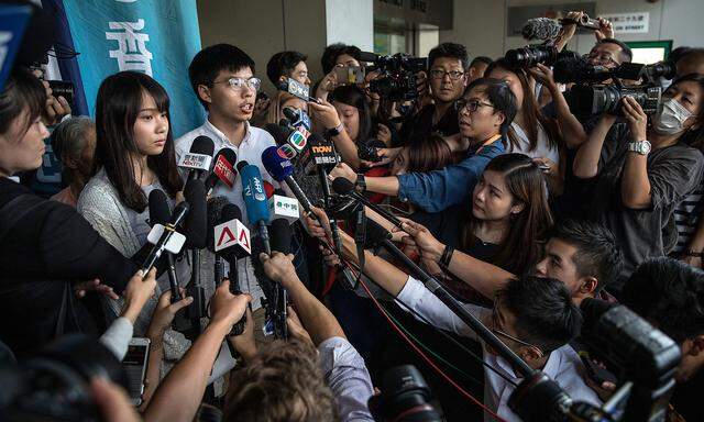Joshua Wong war das Gesicht der Demokratieproteste 2014. Seine Verhaftung (und die seiner und Mitstreiterin Agnes Chow) dient zur Abschreckung. Stunden später sind Wong und Chow am Freitag wieder aus dem Polizeigebäude gegen Kaution entlassen worden. 