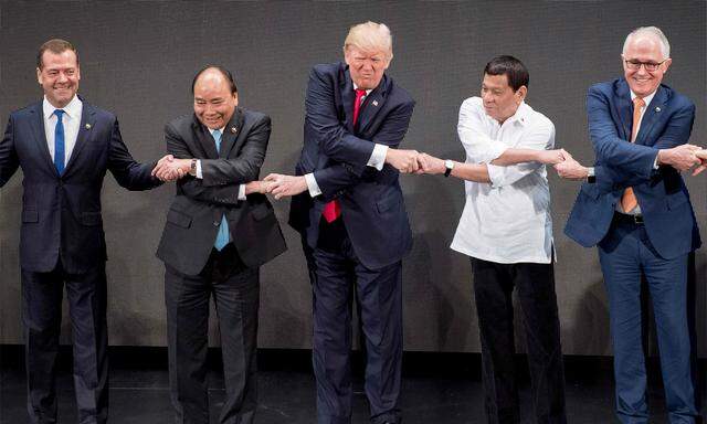 Donald Trump hatte in Manila Schwierigkeiten bei der korrekten Ausführung eines symbolischen Handschlags. Der sogenannte „Asean-Handshake“ sollte am Auftakt des Gipfels einer Runde südasiatischer Staaten stehen.