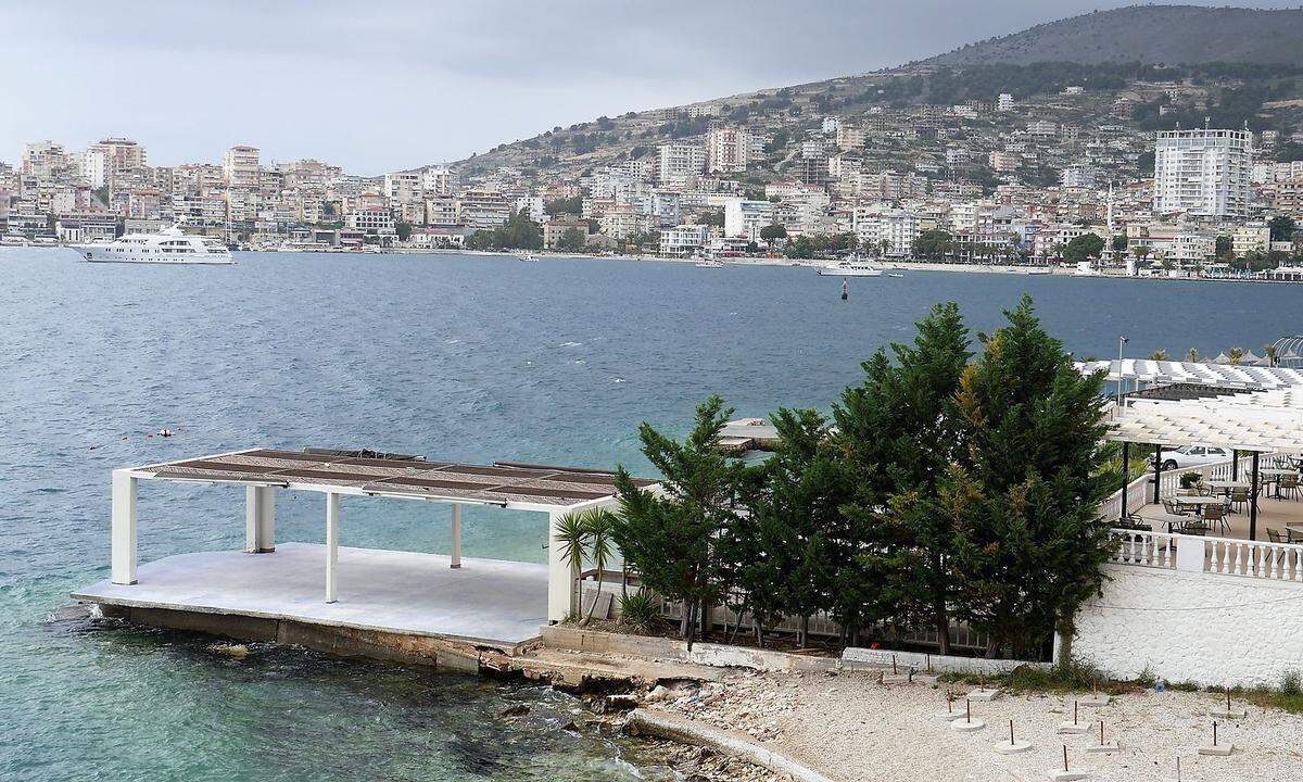 Blick in die Bucht von Saranda von Hotel Jaroal aus. Am Nordufer liegt die Anlegestelle der Fährboote aus Korfu.