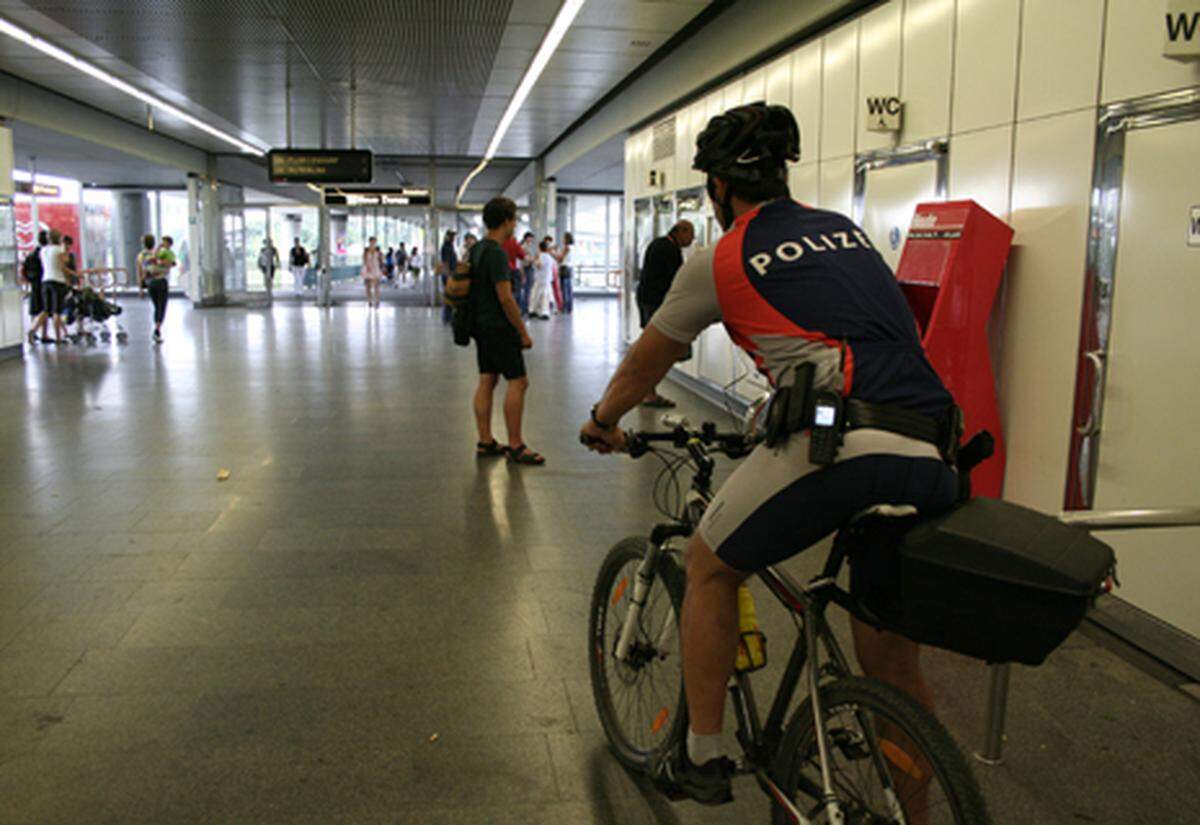 Über den Floridsdorfer Spitz radelt das Duo in Richtung U6-Station Neue Donau. Erster Stopp: Das U-Bahn-Gebäude, ein prüfender Blick in Richtung Telefonkojen und Toiletten. „Ein Treffpunkt von Drogenabhängigen und Dealern“, sagt Stoiber. Heute ist niemand da.