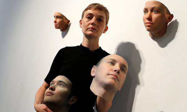 Die Künstlerin mit ihren 3-D-Masken in ihrer Ausstellung in der Fridman Gallery in New York.