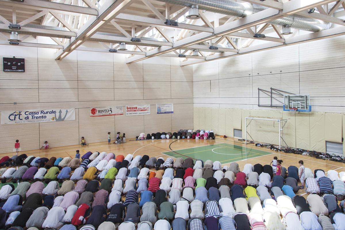 In Italien können viele Muslime nur im Geheimen beten - in Lagerhallen, Garagen oder Supermärkten. Fotograf Nicoló Degiorgis warf mit seinen Fotos einen Blick in diese verborgene Welt. In dem Bildbald "Hidden Islam" zeigt er die unterschiedlichsten Gebetsräume.Im Bild: Diese Gläubigen beten in einer Sporthalle in der Provinz Trentino.Text: susa