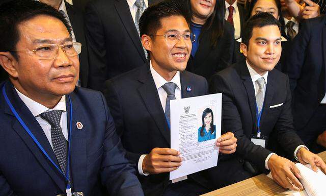 Thai Riksa-Parteichef Preechapol Pongpanich präsentierte Stolz die Schwester des Königs als Spitzenkandidatin.