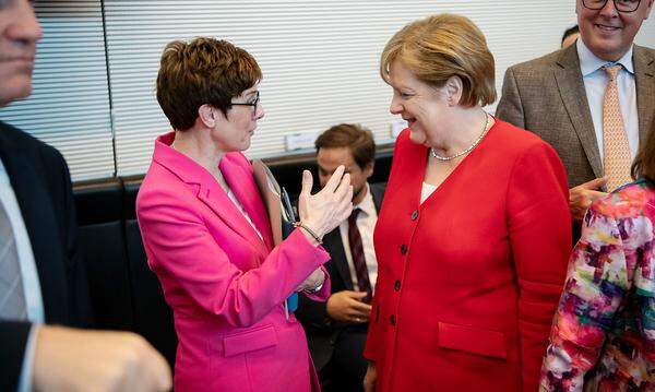 Die Wähler strafen die endlosen Debatten ab: Bei den Landtagswahlen in Bayern und Hessen fahren CDU und CSU herbe Niederlagen ein. Merkel legt ihren Parteivorsitz zurück, die Partei kürt Annegret-Kramp Karrenbauer im Dezember 2018 zu ihrer Nachfolgerin. In den Augen ihrer Kritiker ist Merkels innenpolitischer Machtverfall komplett.