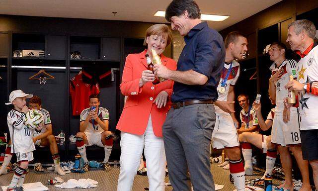 2014 wurde Deutschland Weltmeister, Angela Merkel und Joachim Löw waren gefeiert. Sieben Jahre später verlassen beide ihre Bühne. 