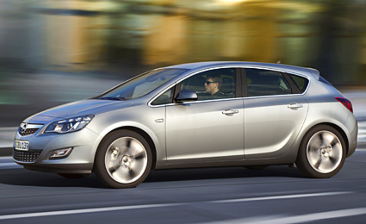 Optisch hat Opel beim Astra das Werk fortgesetzt, das mit dem Insignia begonnen wurde. Kennzeichnend sind die lang ansteigende Windschutzscheibe, der optisch weit vorgezogene Fahrgastraum sowie die zum Heck hin abfallende Dachlinie. Mit 4,42 Meter stößt der Astra bei der Länge in eine neue Dimension vor (22 Zentimeter mehr als der VW Golf).