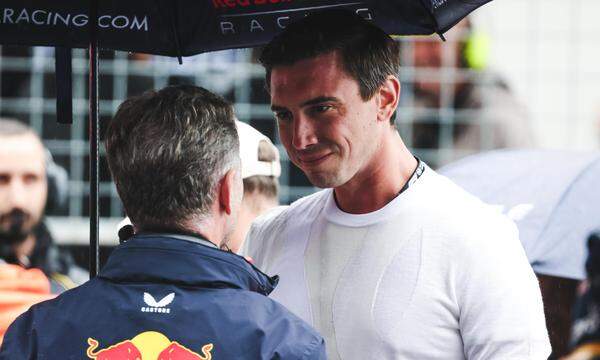 Archivbild vom Juli: Red-Bull-Erbe Mark Mateschitz am Red-Bull-Ring in Spielberg im Gespräch mit dem Chef seines Formel-1-Teams, Christian Horner.