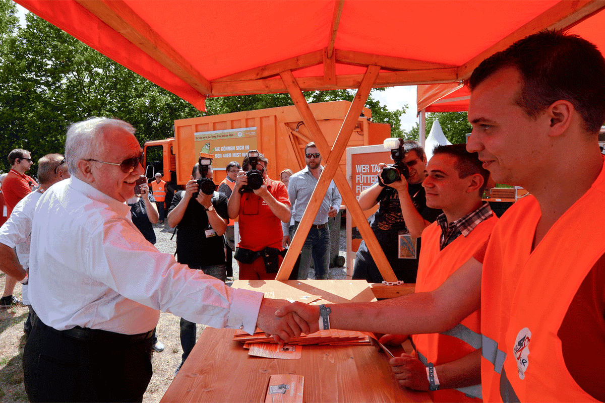 Im Verlauf seines ausgedehnten Rundgangs schüttelte der Bürgermeister noch zahllose Hände - das hat schon Tradition am Donauinselfest