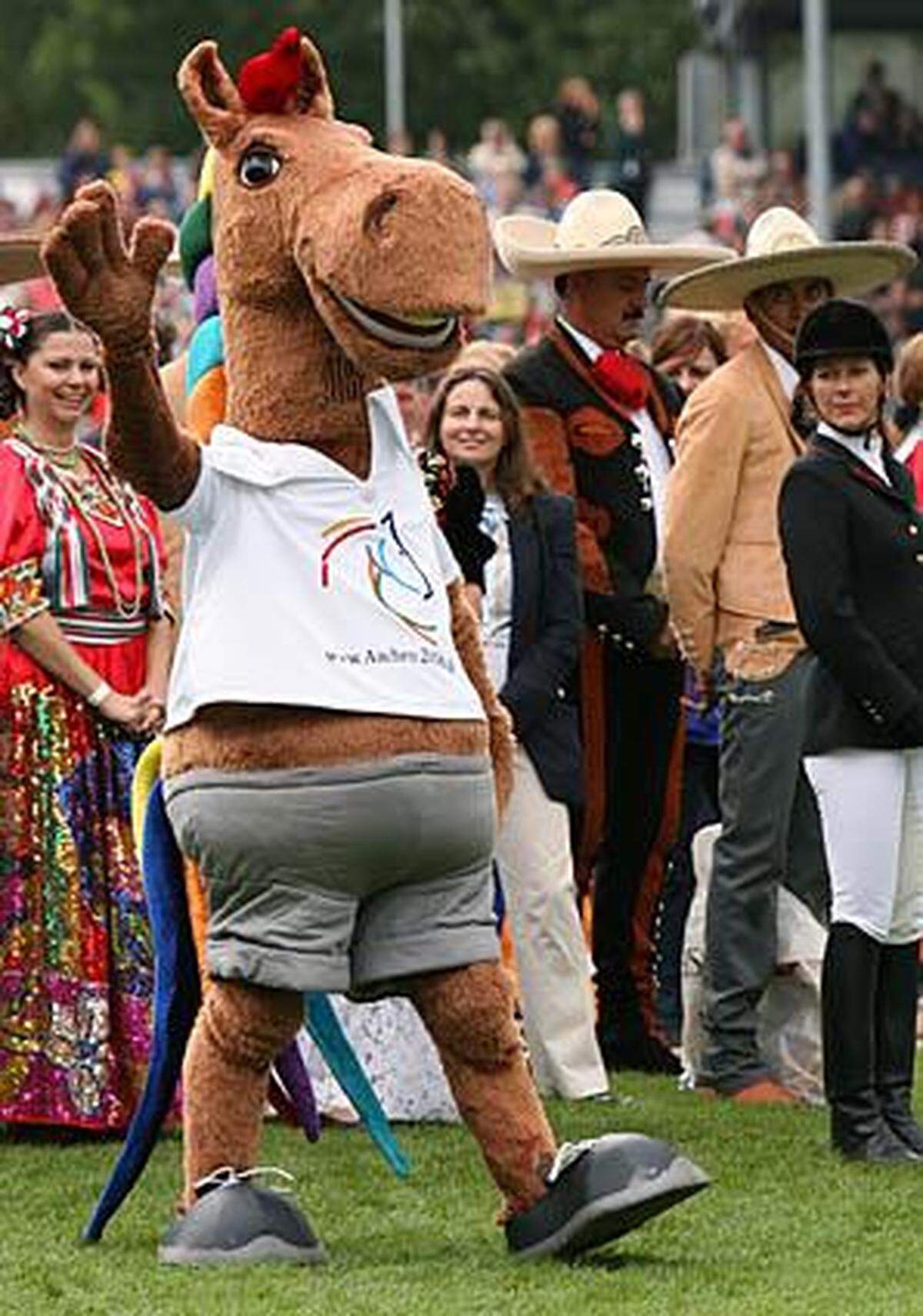 Pferde wollen einige schon kotzen gesehen haben, doch bei den Welt-Reiterspielen 2006 konnte man Pferde in T-Shirt, Hose, Leiberl und Wegzehrung auf dem Kopf flanieren sehen.