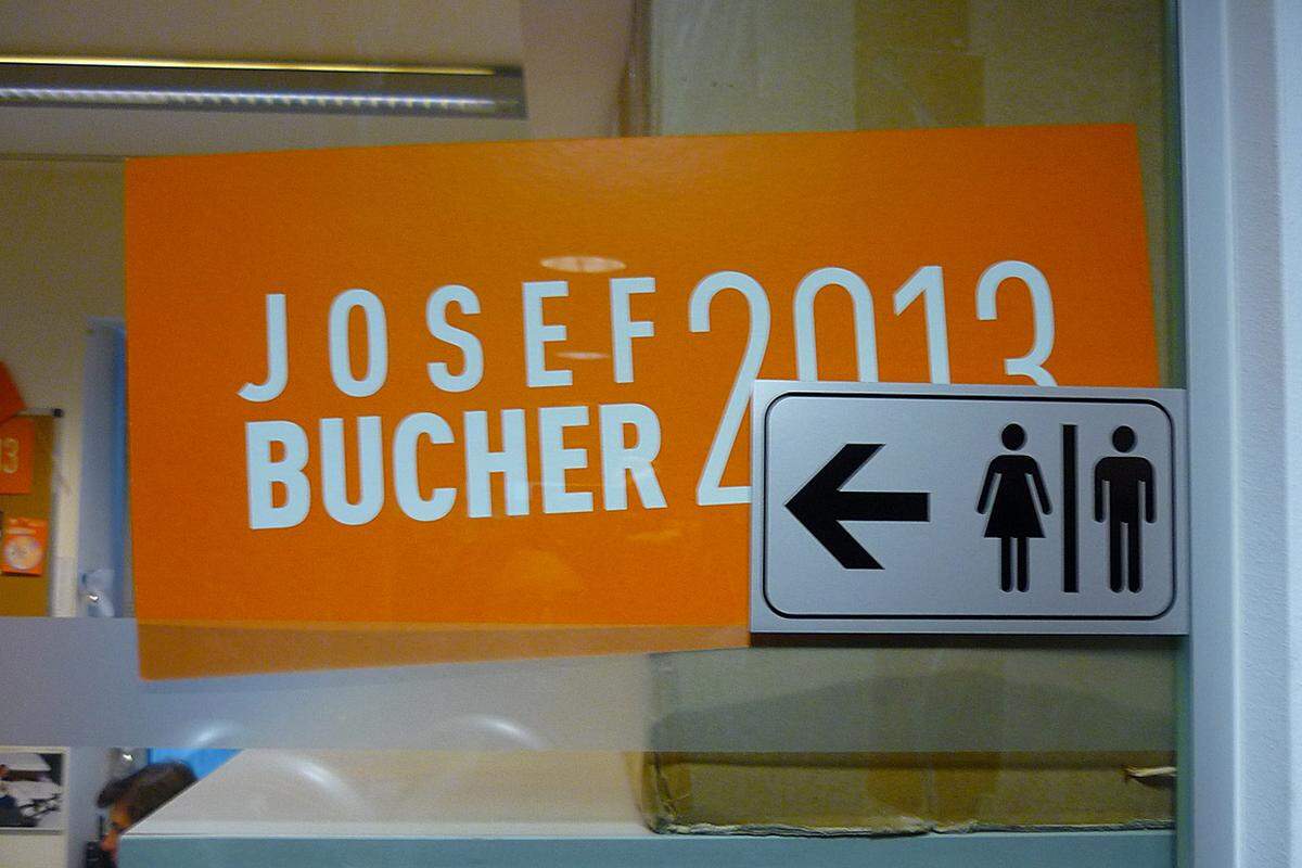 Dabei war der Wahlkampf völlig auf Josef Bucher zugeschnitten. Ist das Bündnis doch unter dem Namen "BZÖ - Liste Josef Bucher" angetreten. Dutzendfach lächelt er von den Wänden der Parteizentrale. Ob der 48-jährige Kärntner in die Parteizentrale kommt oder nicht, ist lange nicht klar. Zunächst heißt es also Warten.