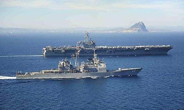Die USS Roosevelt und der Lenkwaffenkreuzer Vicksburg vor Gibraltar, Ende März 2015