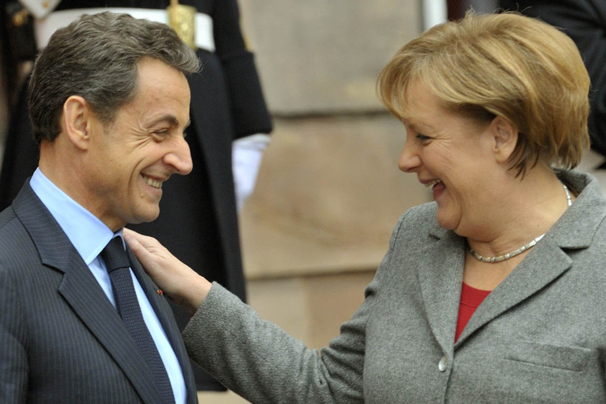 Die deutsche Kanzlerin Angela Merkel und Frankreichs Präsident Nicolas Sarkozy haben die Euro-Rettung in die Hand genommen. Trotz aller inhaltlichen Differenzen bei den Lösungsvorschlägen demonstrieren die beiden größten Euro-Länder nach außen Einigkeit. Im Dezember schlugen die beiden scherzhaft als "Merkozy" genannten im Eiltempo die Änderung der EU-Verträge vor.