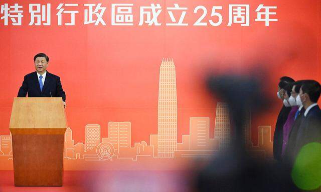 „Hongkong wurde aus der Asche wiedergeboren.“ Chinas Staatschef Xi nach seiner Ankunft in der vor 25 Jahren an China übergebenen britischen Kronkolonie.