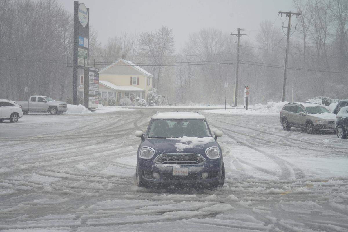 Heftiger Regen, dann Schnee in Southern New England, bringt den Verkehr zum erliegen.