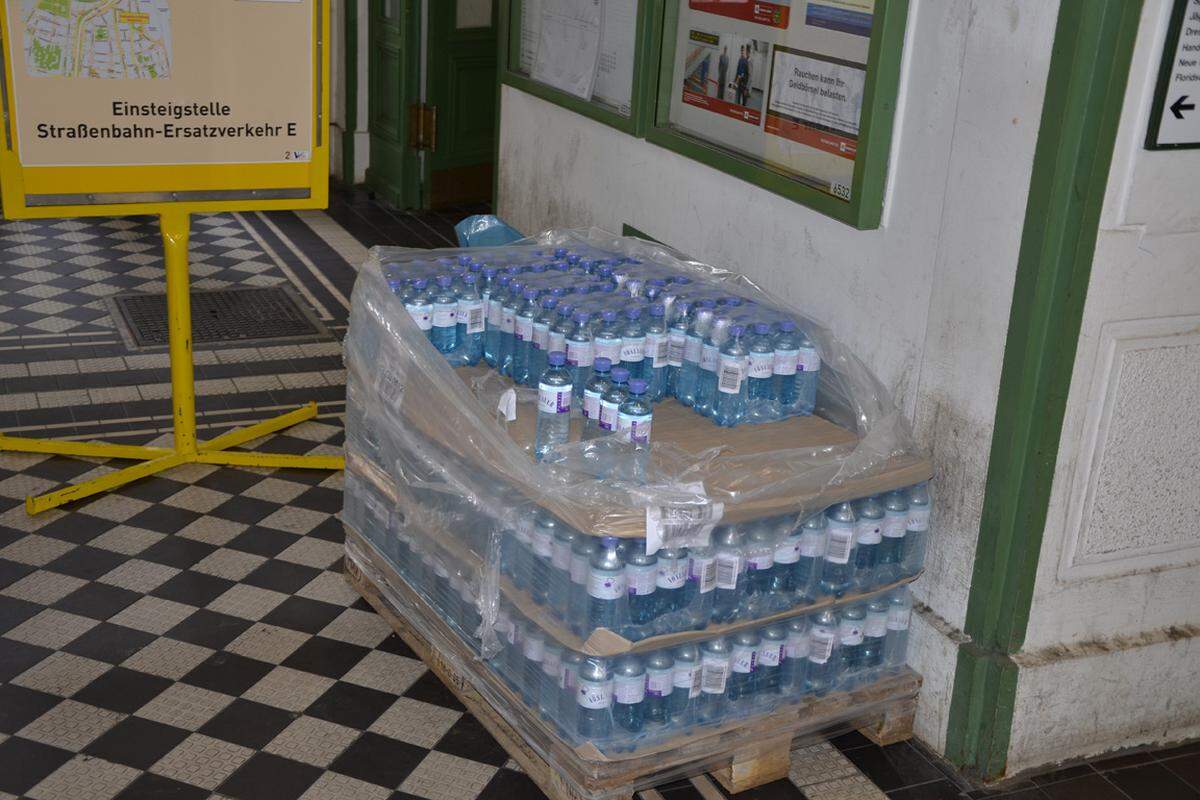 Die Fahrgäste wurden nicht nur mit Informationen versorgt, Mitarbeiter der Wiener Linien verteilten auch Wasserflaschen.