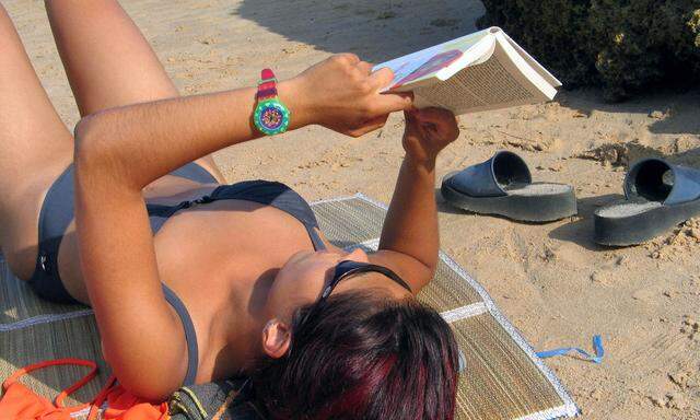 Frau liest Buch im Urlaub 