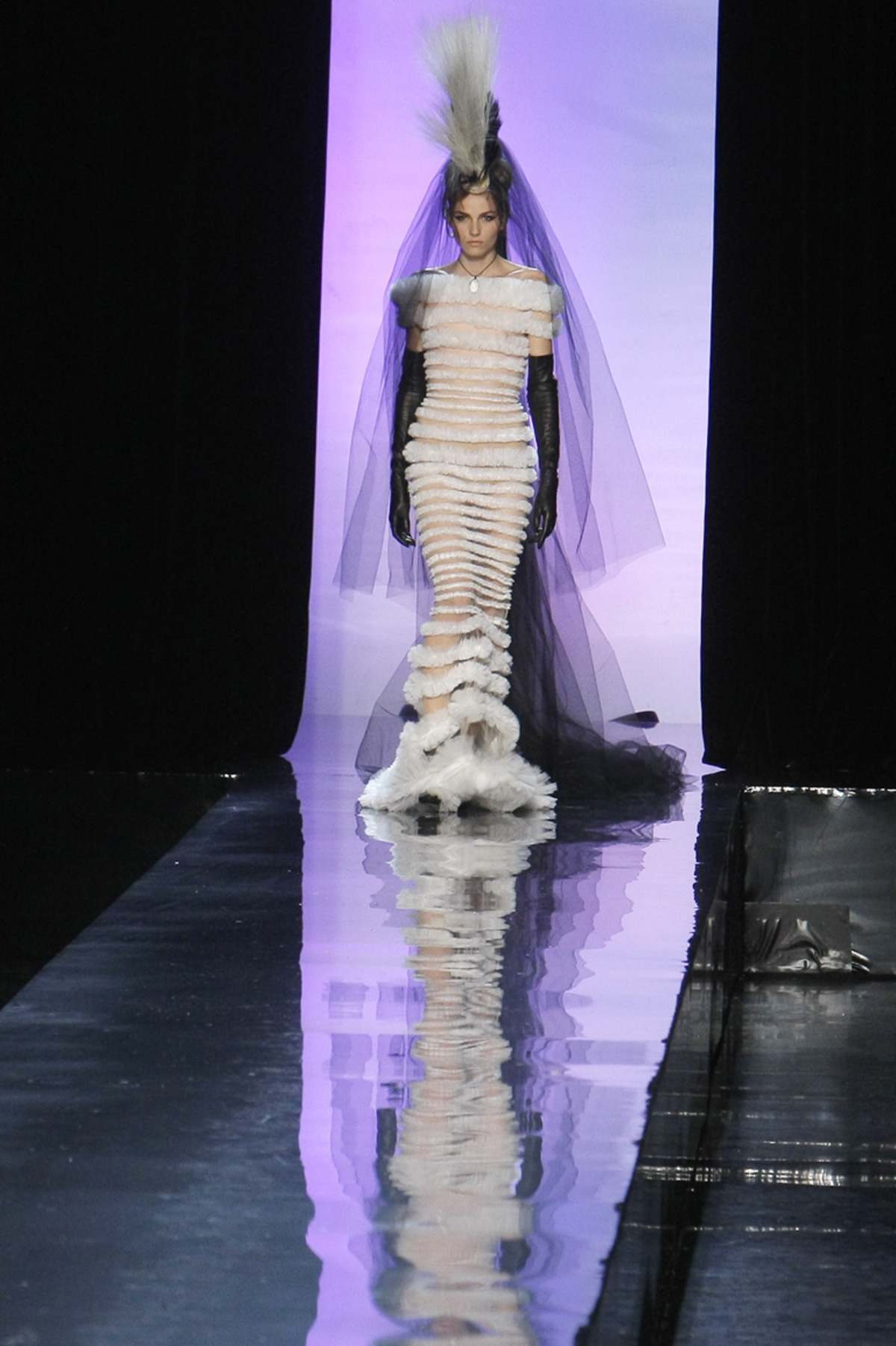 Für Jean Paul Gaultier ist "Punk not dead". Das möchte er zumindest mit seiner Haute Couture demonstrieren.