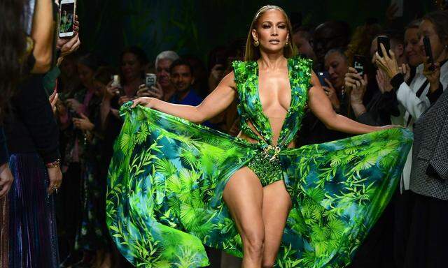 Jennifer Lopez kann sich auch 19 Jahre später im "Dschungel"-Kleid sehen lassen. 