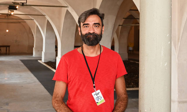 Matteo Lanfranchi mit dem roten Telefon, mit dem man Nachrichten für seine Hinterbliebenen aufnehmen kann.