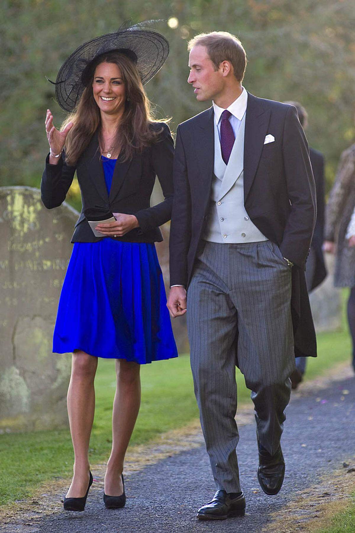 Demnach hat sich das Paar bereits im Oktober auf einer Reise in Kenia einander versprochen. Die Hochzeit ist für den 29. April 2011 in der Westmister Abbey in London geplant. Das Paar wird dann im Norden von Wales leben, wo William bei der Royal Air Force stationiert ist, so das Königshaus.