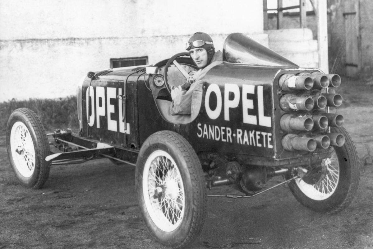 Opel machte als Automobilhersteller Furore und dominierte über Jahrzehnte den deutschen Markt. Während man viele Lieferwagen und Lkw verkaufte, unternahm man auch waghalsige Rekordfahrten. Hier der unerschrockene Kurt Volkhart am Steuer des Raketenwagens RAK 1 im Jahr 1928. RAK - das wäre doch eine Namensidee für eine schnelle Linie des Hauses (statt OPC): RAK gegen GTI!