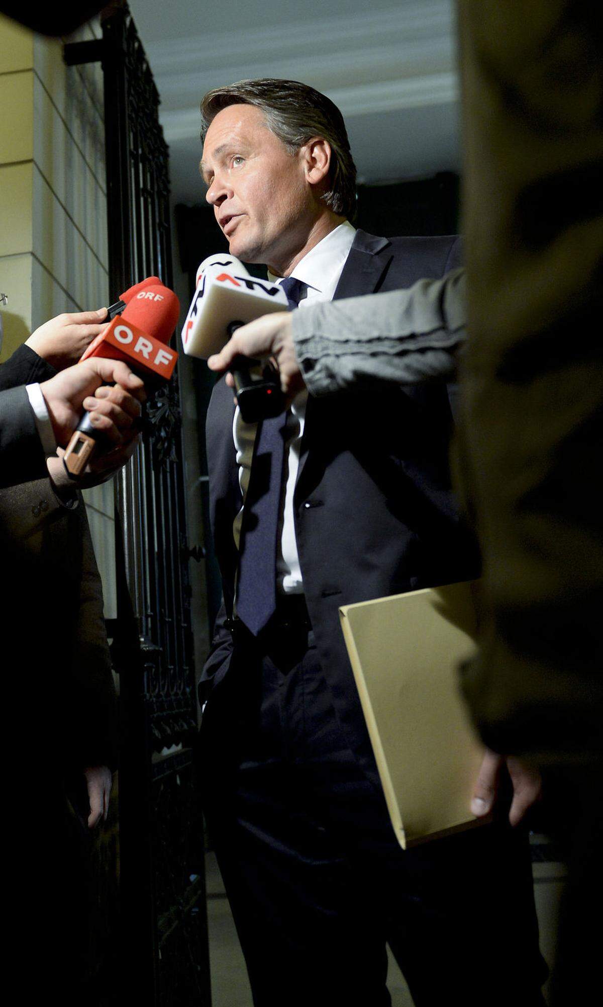 Völlig überraschend eingesetzt wurde kurz vor der Sommerpause des Parlaments in Jahr 2009 ein U-Ausschuss zu diversen Spitzel- und Spionagevorwürfen. Unmittelbarer Anlass waren vom Parlament nicht genehmigte Ermittlungen der Justiz gegen den BZÖ-Abgeordneten Peter Westenthaler (Bild) sowie der Vorwurf der FPÖ, von den Grünen bespitzelt worden zu sein. Bekannt wurde auch, dass die Justiz eine Anzeige gegen Ex-Innenminister Ernst Strasser (ÖVP) bis zur Verjährung "übersehen" hatte. Von SPÖ und ÖVP wurde der Ausschuss nach nur fünf Monaten mittels Fristsetzung beendet, mehrere Affären (wie die im Eiltempo verfügte Einbürgerung des kasachischen Botschafters Rakhat Alijew) blieben ungeklärt.