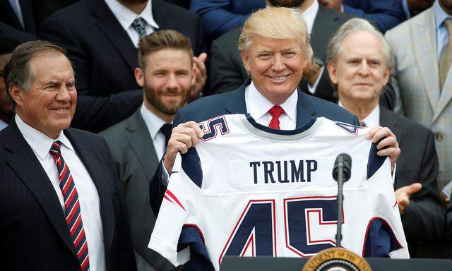 Donald Trump mit einem Patriots-Trikot im Garten des Weißen Hauses. Der Präsident, ein passionierter Golfer, brüstet sich, mit vielen Besitzern der großen US-Sportteams auf freundschaftlichem Fuß zu stehen – etwa mit denen der New England Patriots und der Dallas Cowboys.