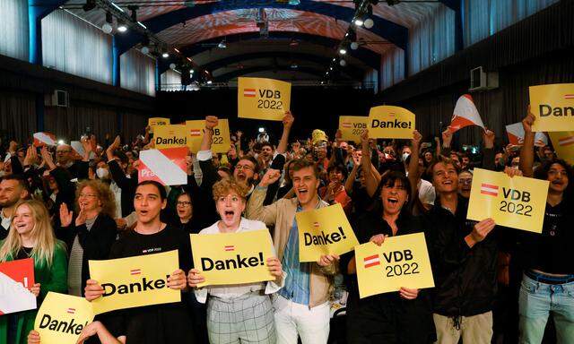 In der Veranstaltungshalle „Stage 3“ in Wien-Landstraße feierten die Van der Bellen-Anhänger, dass der Bundespräsident dieses Mal nicht in eine Stichwahl muss.