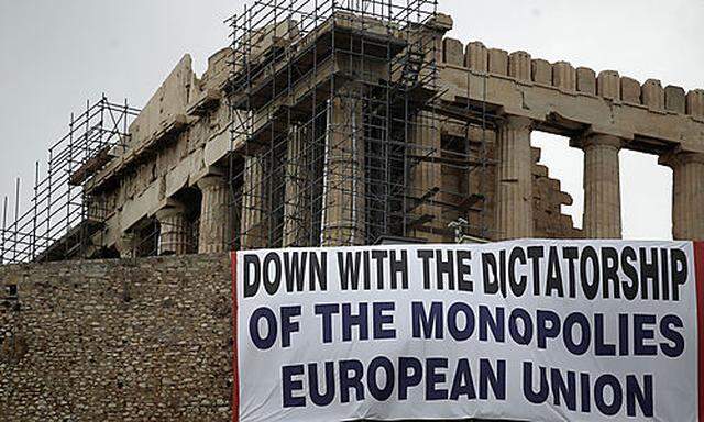 Vor der Akropolis hängen Banner der Kommunistischen Partei,