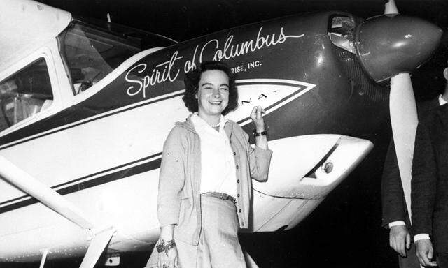 Geraldine Mock im April 1964 am Flughafen von Kairo