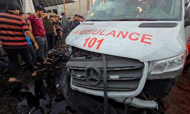 Palästinenser überprüfen den Schaden an einem Krankenwagen, nachdem am 3. November ein Krankenwagenkonvoi am Eingang des Shifa-Krankenhauses in Gaza-Stadt getroffen wurde.