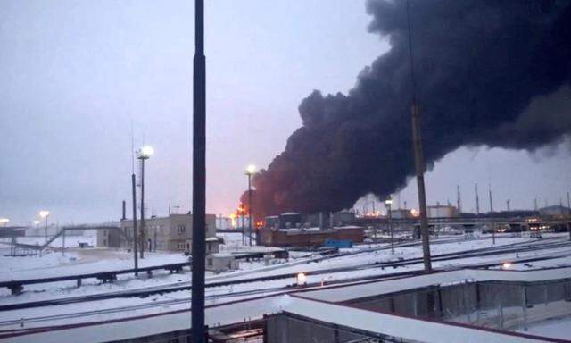 Rauch steigt auf von einer Ölraffinerie in Rjazan, nachdem sie von einer ukrainischen Drohne getroffen worden ist.