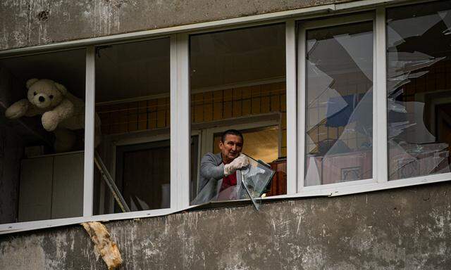 Ein Bewohner von Dnipro, nachdem mehrere Raketen die Stadt getroffen haben. 