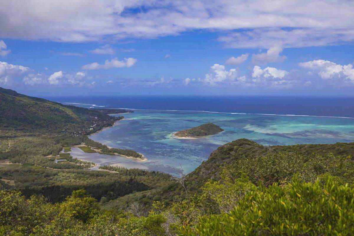 Zur Kolonialzeit galt die Insel aufgrund seiner günstigen Lage als "Schlüssel zum Indischen Ozean". Leichter zu erreichen wird Mauritius 2018 durch neue Flugverbindungen von Air Mauritius und KLM.  