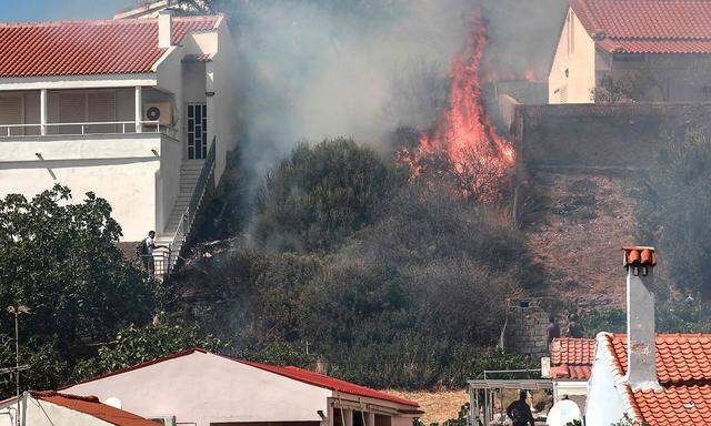 Ein Bild vom 23. Juli vom Feuer im Vatera-Ressort an der Küste auf der Insel Lesbos.