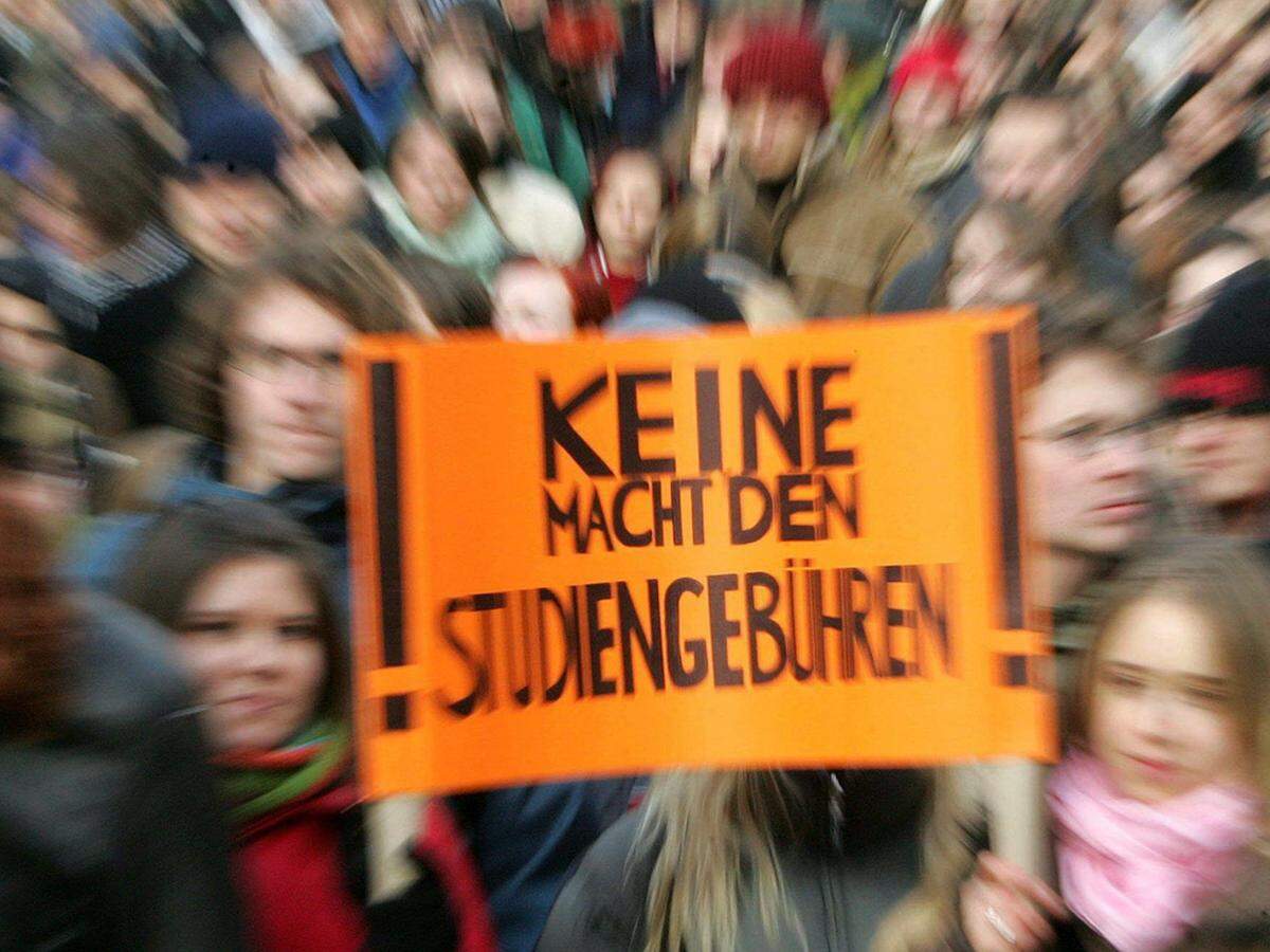 Auch Studiengebühr genannt, 367,36 Euro pro Studentenkopf pro Semester. 2001 unter Ministerin Elisabeth Gehrer eingeführt, wurden die Gebühren 2008 de facto wieder abgeschafft. Kompiziert, denn eigentlich müssen Studenten noch zahlen, in Wirklichkeit fallen aber die meisten unter eine der Ausnahmen von der Gebühr.