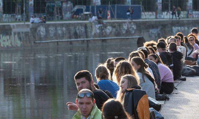 Feiern am Donaukanal (Bild) oder im Resselpark: Awareness-Teams sollen deeskalierend wirken. 