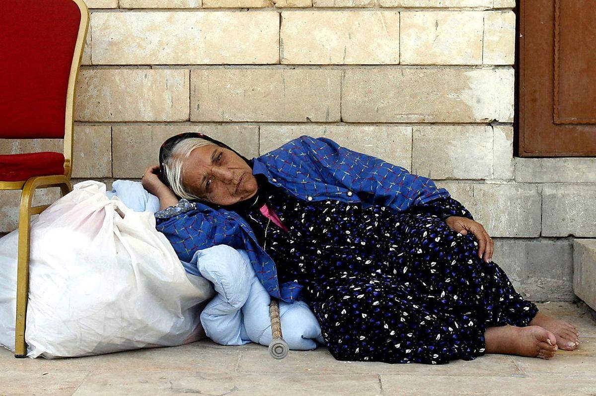 Ein ganzes Leben, eingewickelt in einem Tuch: Eine alte Frau aus der christlichen Minderheit des Irak, die Zuflucht in der St. Joseph-Kirche in der Kurdenhauptstadt Erbil gefunden hat.