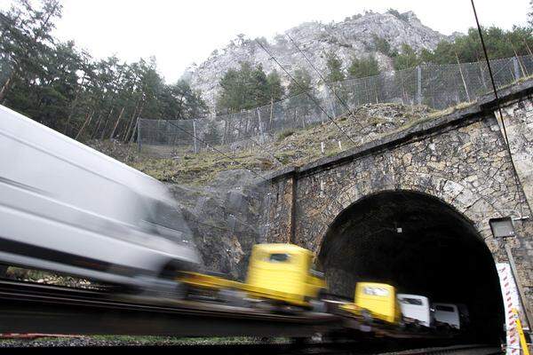 Vor allem Niederösterreichs Landeshauptmann Erwin Pröll hatte das erste Projekt eines Semmering-Bahntunnels zunächst bekämpft, dann jahrelang verzögert und zuletzt zu Fall gebracht. Eine 2006 begonnene Überarbeitung der Pläne brachte im Vorjahr schließlich grünes Licht sämtlicher Behörden.
