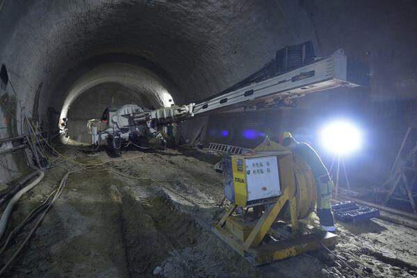 Ab 2017 wird die U1 von Leopoldau bis nach Oberlaa fahren und damit noch weiter in den Bezirk Favoriten vorstoßen. Die Arbeiten laufen auf Hochtouren, die Tunnelarbeiten werden noch in diesem Jahr vollendet. Bild: Eine aktuelle Aufnahme der Baustelle bei der künftigen Station Alaudagasse