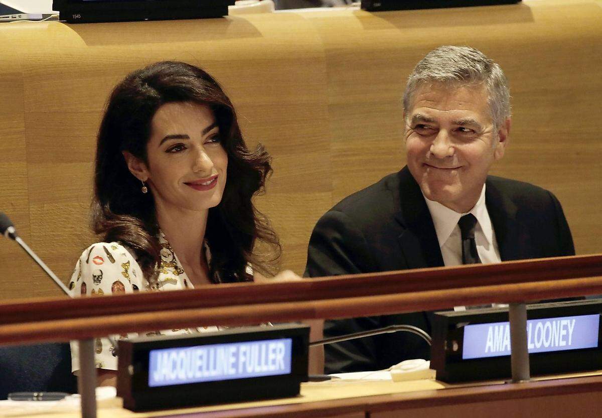 Vor allem die Juristin Clooney beherrscht den Tanz am glatten diplomatischen Parkett perfekt. Die Karriere der 39-Jährigen begann nach dem Studium in Oxford und New York City in verschiedenen internationalen Organisationen. Hier sieht man sie mit ihrem Ehemann bei einem Flüchtlingsgipfel der Vereinten Nationen in New York City.