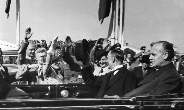 Hitlergruß für den britischen Premier, er winkt zurück. Neville Chamberlain war am 29. 9. 1938 zur Unterzeichnung des Abkommens in München. 