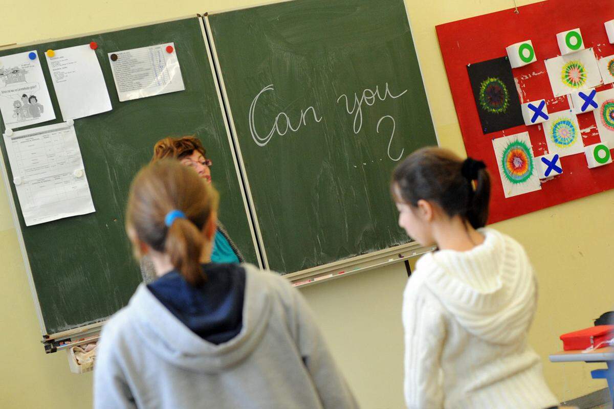 Dieser Schulversuch ist bei Eltern ebenfalls sehr beliebt und schon seit den 1990er-Jahren etabliert. Der Klassenlehrer soll in der Volksschule geeignete Inhalte in einer lebenden Fremdsprache vortragen, maximal eine Unterrichtsstunde pro Tag. In den allermeisten Fällen bedeutet dies Unterricht auf Englisch.