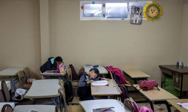 Flüchtlingskinder in Istanbul besuchen eine Schulklasse, während sie auf Asyl warten