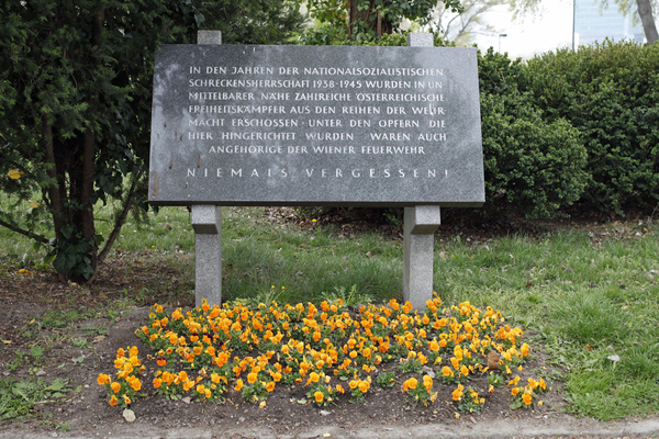 Auch die Geschichte des Donauparks hat dunkle Flecken: Auf dem ehemaligen "Militärschießplatz Kagran" starben zwischen 1938 und 1945 hunderte Wehrmachtssoldaten im Kugelhagel von Erschießungskommandos. Heute erinnert der "Gedenkstein für erschossene Wehrmachtsdeserteure" an die Opfer der NS-Militärjustiz. Der Stein wurde 1984 von Stadt Wien und Verteidigungsministerium gestiftet.